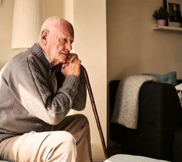 مشکلات طولانی نشستن برای سالمندان